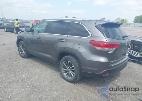 2019 Toyota Highlander Xle z USA, uszkodzony, nr VIN 5TDKZRFH3KS353087